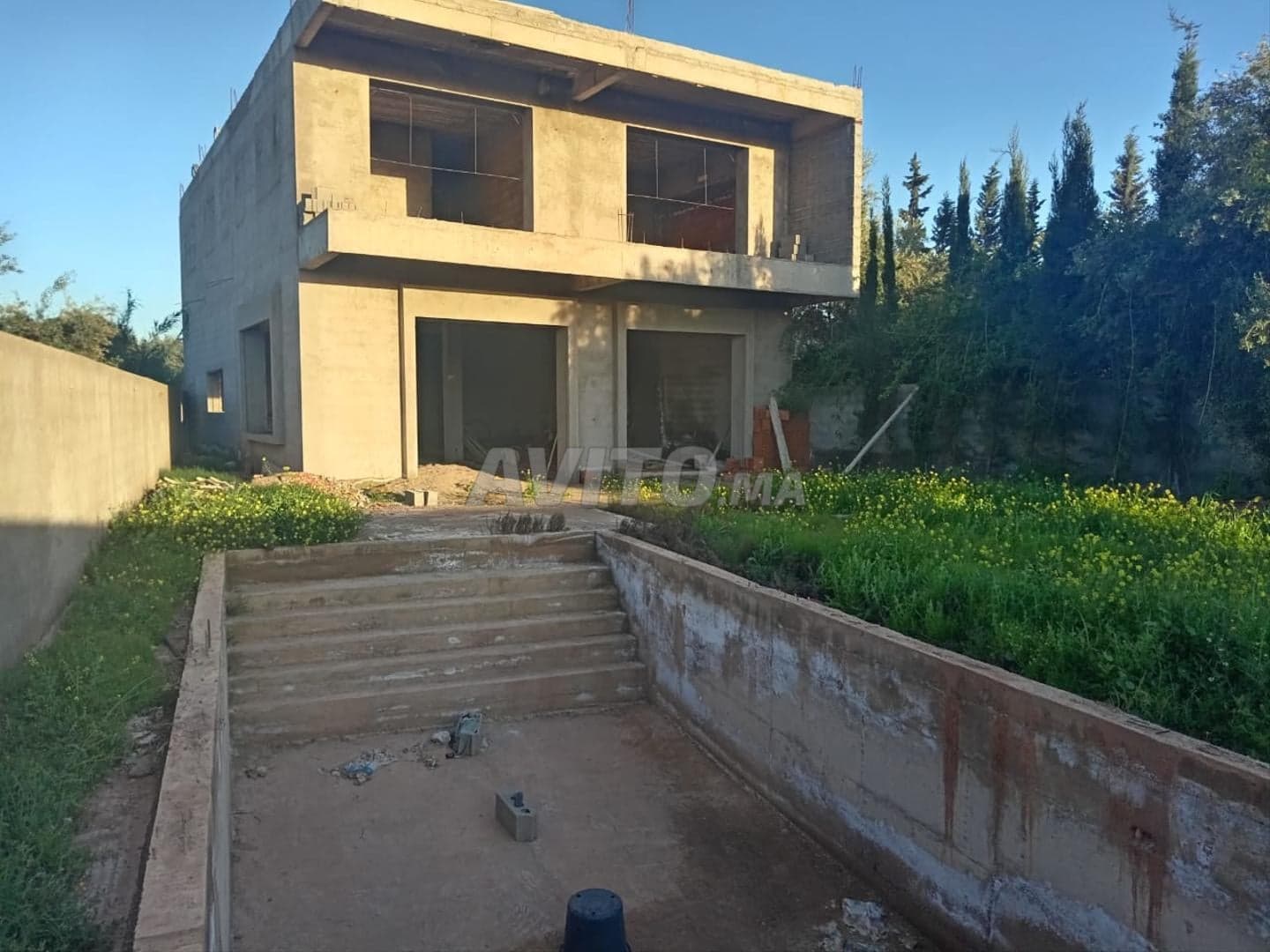 Villa contemporaine au crépuscule